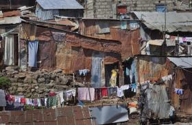 Blick auf Häuser aus Wellblech in einem Slum.