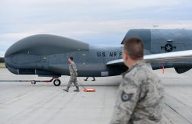 militari davanti a un drone