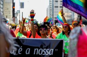 Militanti LGBT al Gay Pride di San Paolo.