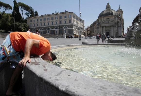 uomo con la testa immersa in una fontana