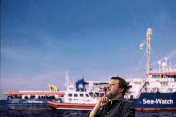 Salvini in primo piano e dietro la nave Sea Watch 3