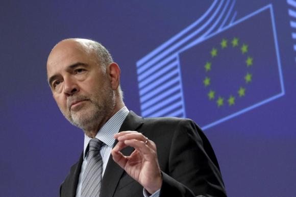 Pierre Moscovici davanti a bandiera europea