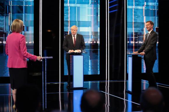 La giornalista Julie Etchingham con Jeremy Hunt (attuale ministro degli esteri) e Boris Johnson durante il dibattito tv