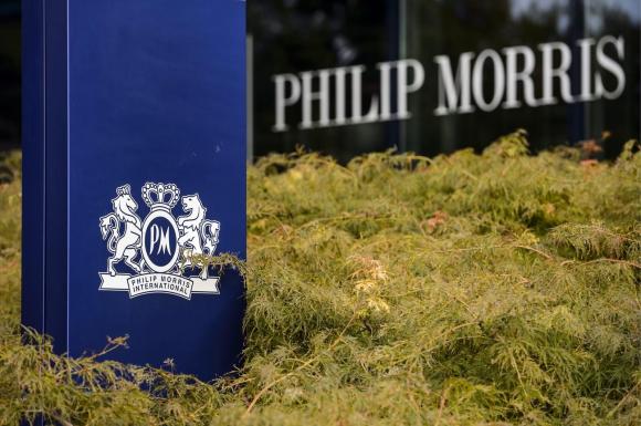 Il logo della Philip Morris alla sede centrale di Losanna