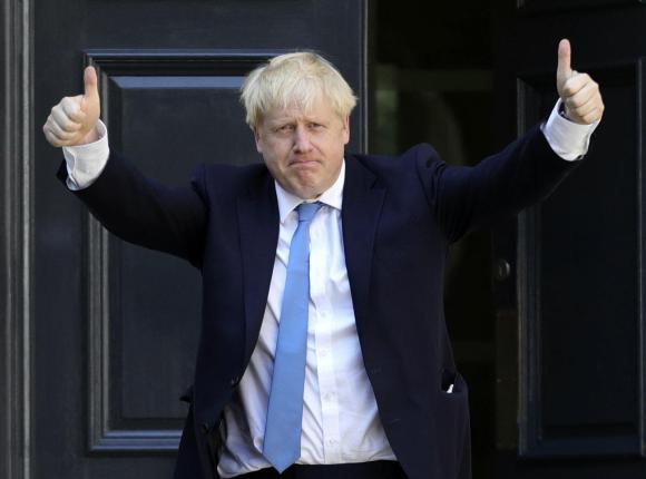 Boris Johnson con le braccia alzate con il pollice alzato