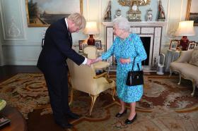 Boris Johnson mentre accetta l incarico dalla regina Elisabetta II