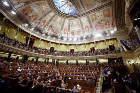 Veduta panoramica del Congresso dei deputati spagnolo; in piccolo a dx, Sanchez sul pulpito.