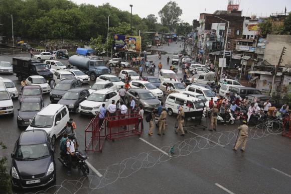 Uno sbarramento della polizia nella città di Jammu nello stato del Jammu e Jashmir