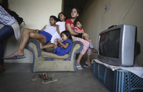 Cinque bambini venezuelani nel loro piccolo appartamento in Colombia.