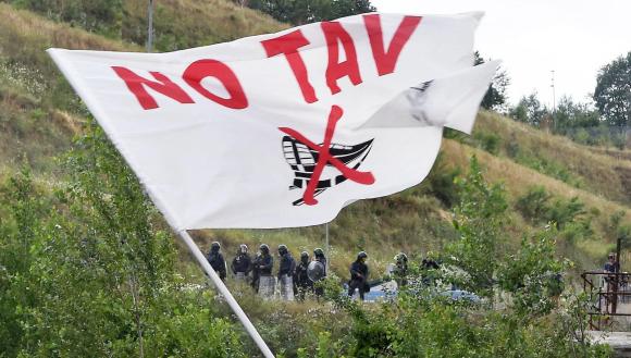 Una bandiera con la scritta No Tav