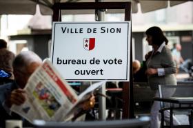 Un cartello indica che l ufficio di voto della città di Sion è aperto.