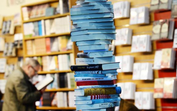 Una pila di libri in una libreria