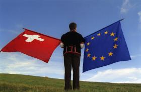 Una bandiera svizzera e una dell Ue.