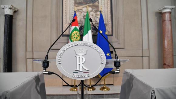 Pulpito con simbolo della presidenza della Repubblica italiana; si intravvedono gli arredi del Quirinale