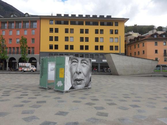 In piazza del sole a Bellinzona il manifesto dell esposizione con le foto di persone internate amministrativamente