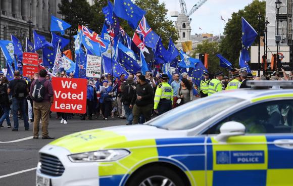 Davanti al parlamento manifestanti a favore della brexit e manifestanti contrari