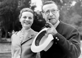 Georges Simenon con l inseparabile pipa e la moglie Denise.