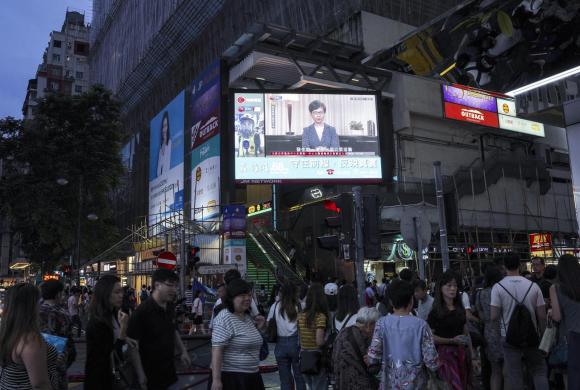 Nelle trade di Hong Kong un mega video appesa a un palazzo trasmette in diretta il discorso della governatrice Lam