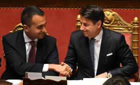 Luigi Di Maio si congratula al Senato con Giuseppe Conte dopo il voto di fiducia.