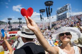 Una donna con un cuore in mano nell arena che ha ospitato le rappresentazioni durante la Fête des vignerons