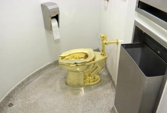 Il wc d oro di Cattelan in un bagno in una villa in Inghilterra completamente funzionante