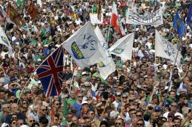 Decine di bandiere della Lega e slogan a favore di Salvini sul grande prato di Pontida in provincia di Bergamo.