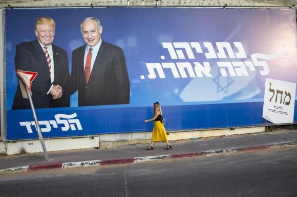 Su un grande manifesto elettorale nelle vie di Tel Aviv, Netanyahu dà la mano a Trump, suo grande alleato americano