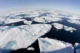 Isole di ghiaccio a Baffin Bay sopra il circolo polare artico