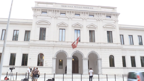 Facciata di un palazzo stile neoclassico di colore chiaro con scritta Tribunale penale federale
