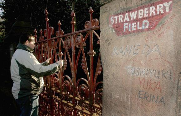 Il cancello dell ex orfanotrofio Strawberry Fields a Liverpool.