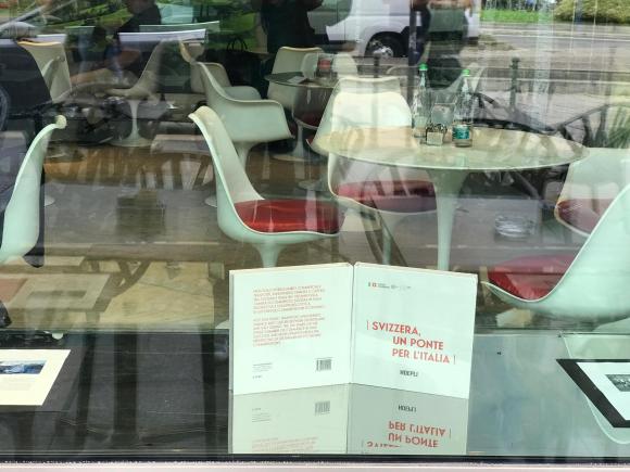 Il libro del centenario esposto nella vetrina dello Swiss Corner che dà su Piazza Cavour.