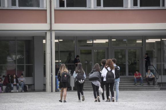 Studenti davanti alla scuola cantonale di commercio a Bellinzona.