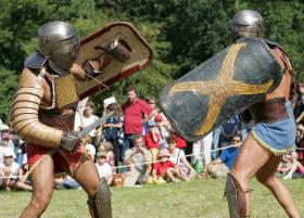 due gladiatori mentre combattono