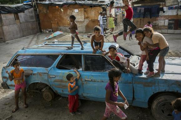 bambini giocano su un auto semidistrutta