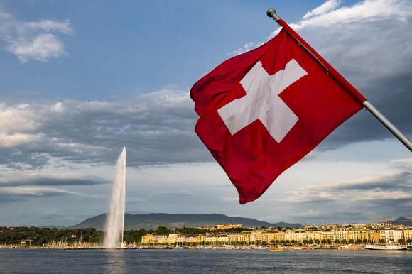 Bandiera svizzera, vista su Ginevra dal lago.