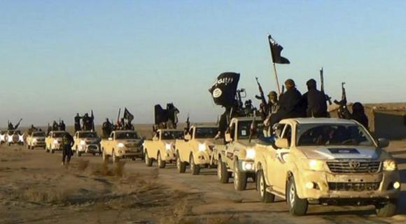 Una carovana di veicoli con militanti dell Isis vestiti di nero e tante bandiere, anch esse nere