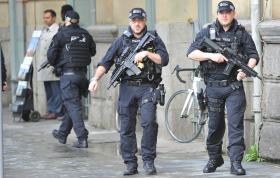 Agenti armati a Manchester.