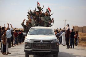 Soldati siriani acclamati dalla folla all entrata di Ain Issa, a nord di Raqqa e a una trentina di chilometri dal confine turco