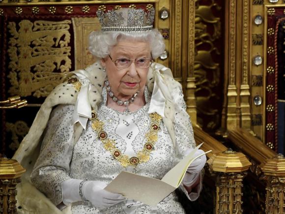 La regina Elisabetta durante il suo discorso al parlamento britannico.