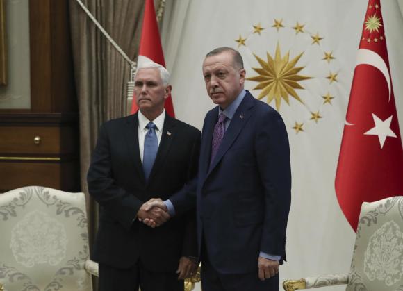 Pence e Erdogan si stringono la mano
