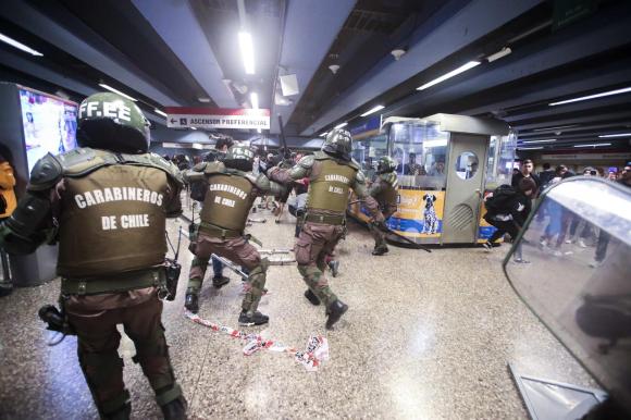 Violenza in metropolitana a Santiago del Cile