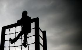 bambino si arrampica su una scala di corda
