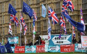 Bandiere e striscioni davanti a Westminster che inneggiano alla Brexit