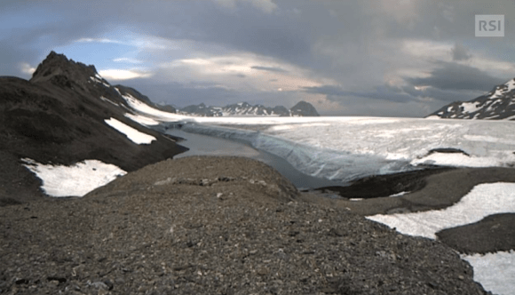 Fotogramma tratto da un filmato che mostra il ritiro di un ghiacciaio.