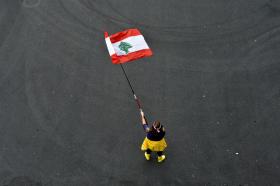 Una manifestante con la bandiera del Libano.