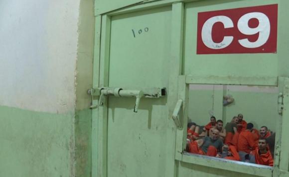 prigioneri in tenuta arancione