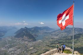 bandiera svizzera con panorama su un lago