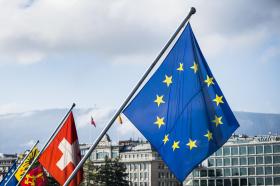 In primo piano la bandiera dell Ue, dietro quella svizzera e quella ginevrina sul ponte Mont-Banc di Ginevra.