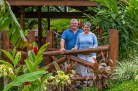 Kati e Peter Diethelm nel loro giardino in Costa Rica