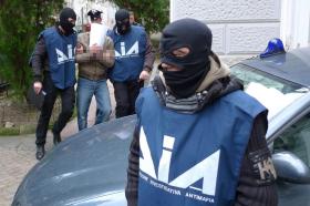 Agenti della direzione investigativa antimafia italiana in azione